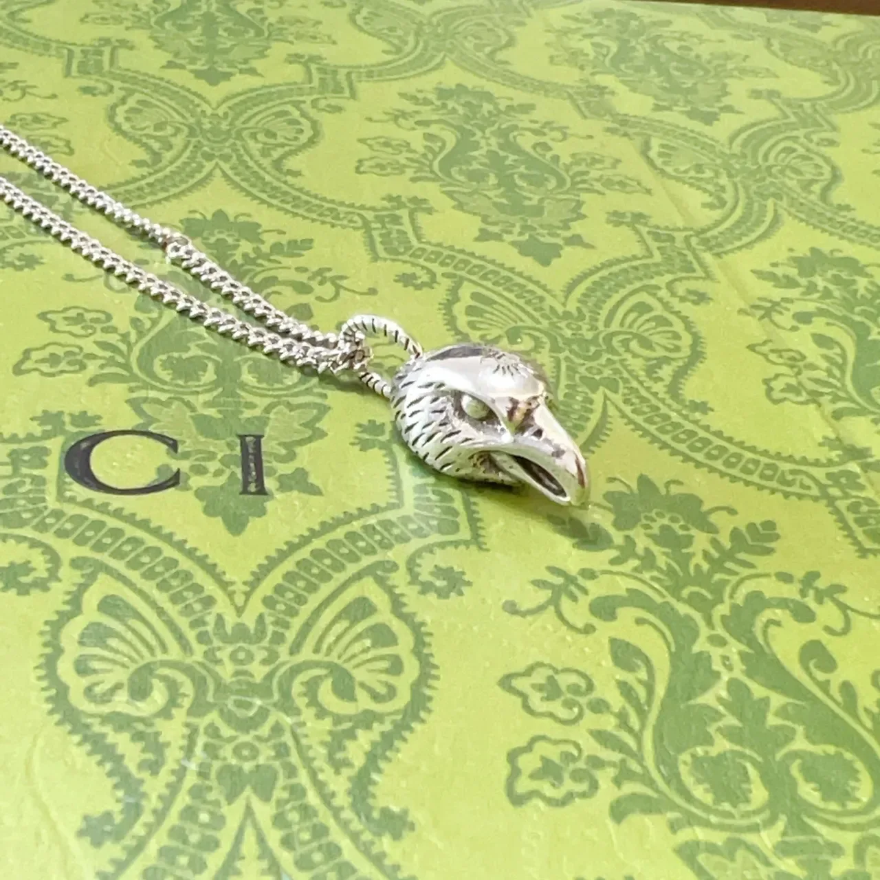 Gucci Silver Green Curb-Link Chain Sculpted Animal-Head Pendant Necklace 4