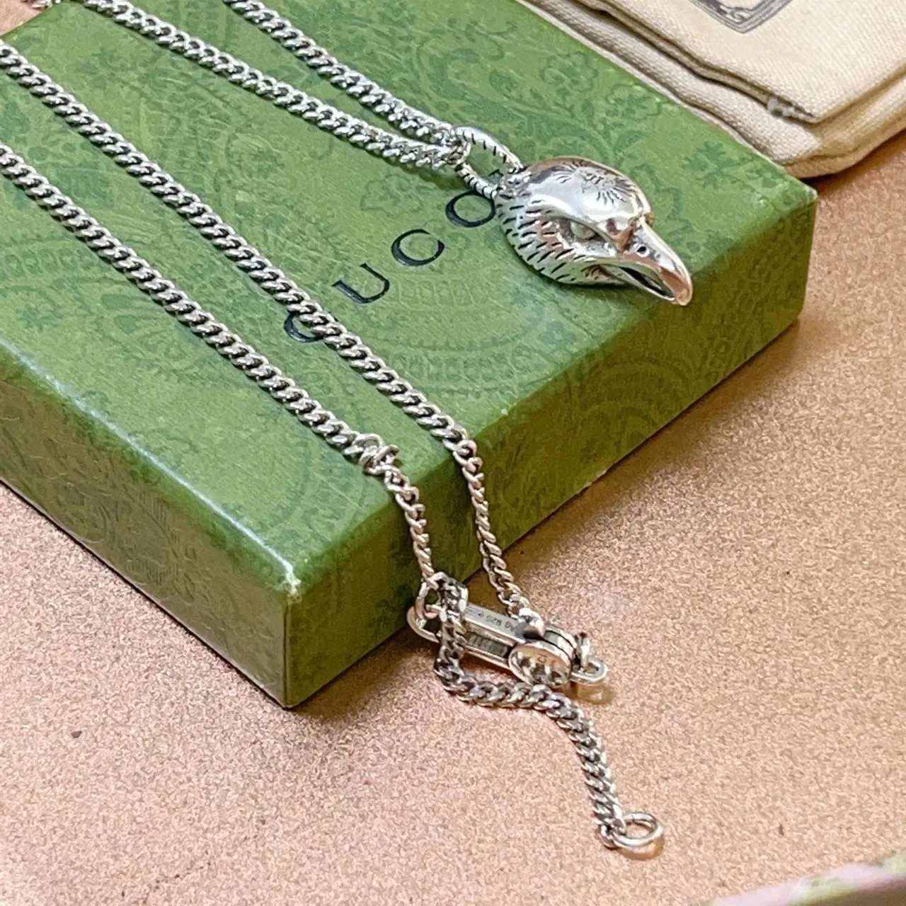 Gucci Silver Green Curb-Link Chain Sculpted Animal-Head Pendant Necklace 5