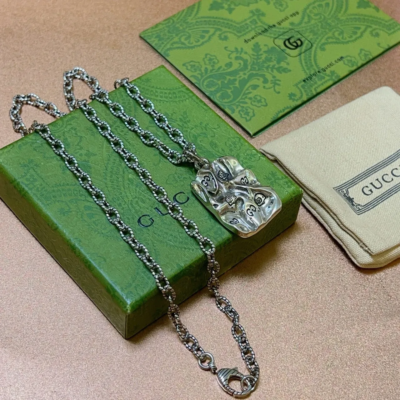 Gucci Silver Green Sculpted Pendant Textured Oval-Link Chain Necklace 3