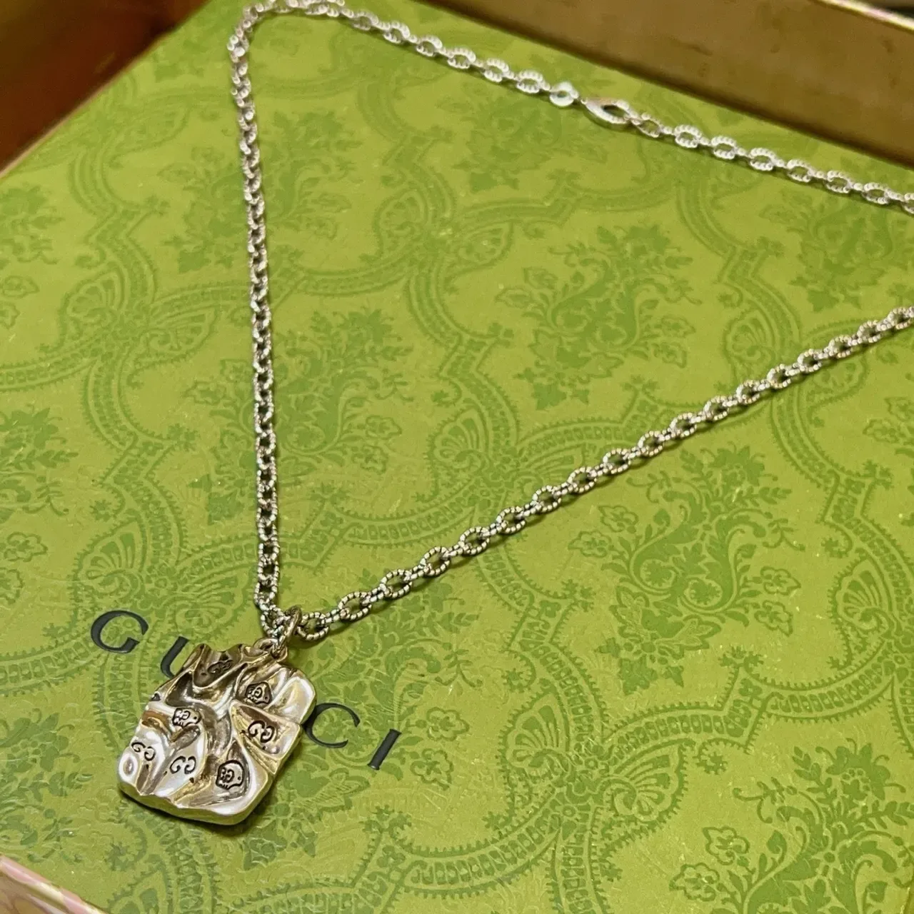 Gucci Silver Green Sculpted Pendant Textured Oval-Link Chain Necklace 4