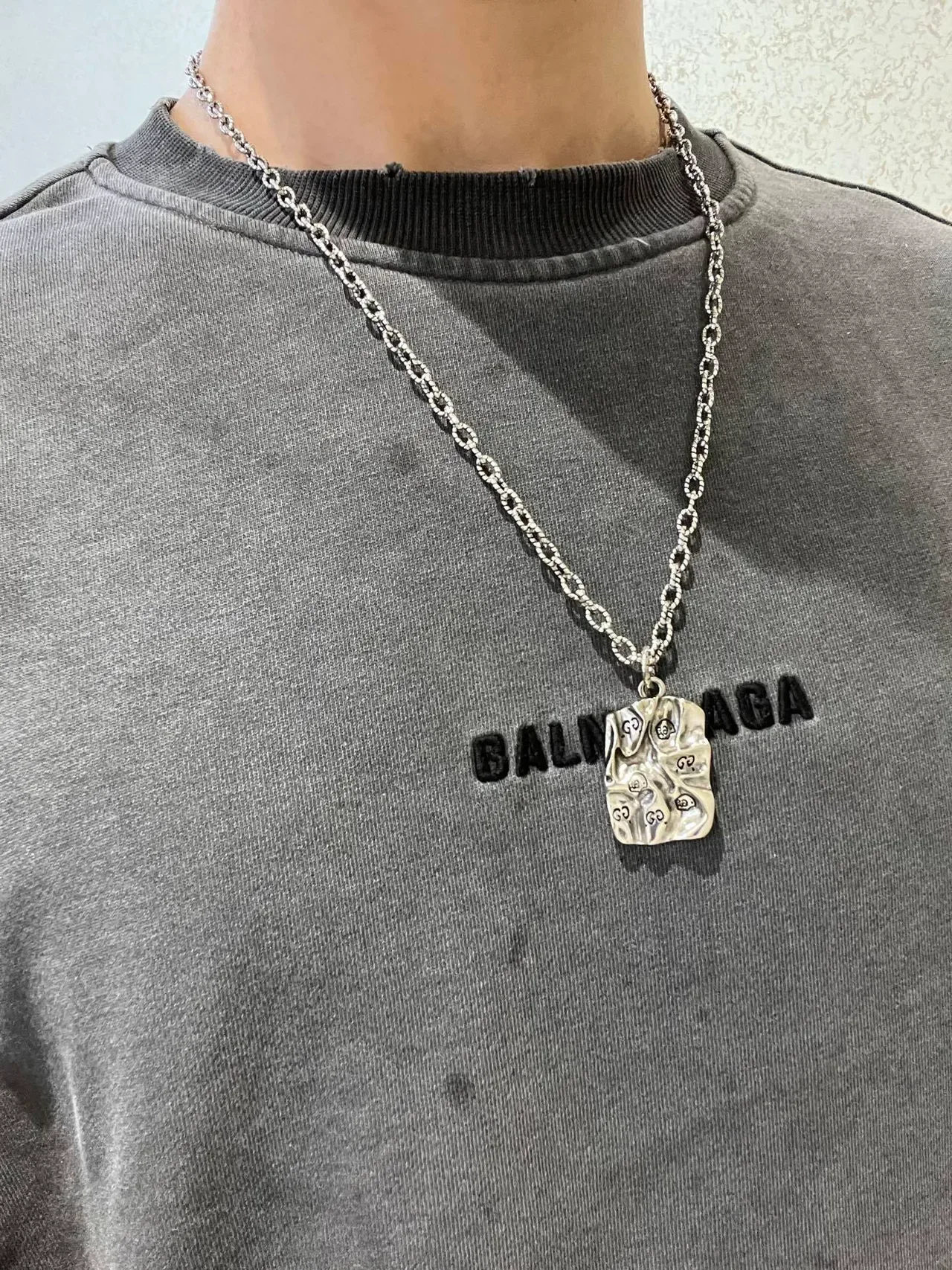 Gucci Silver Green Sculpted Pendant Textured Oval-Link Chain Necklace 5