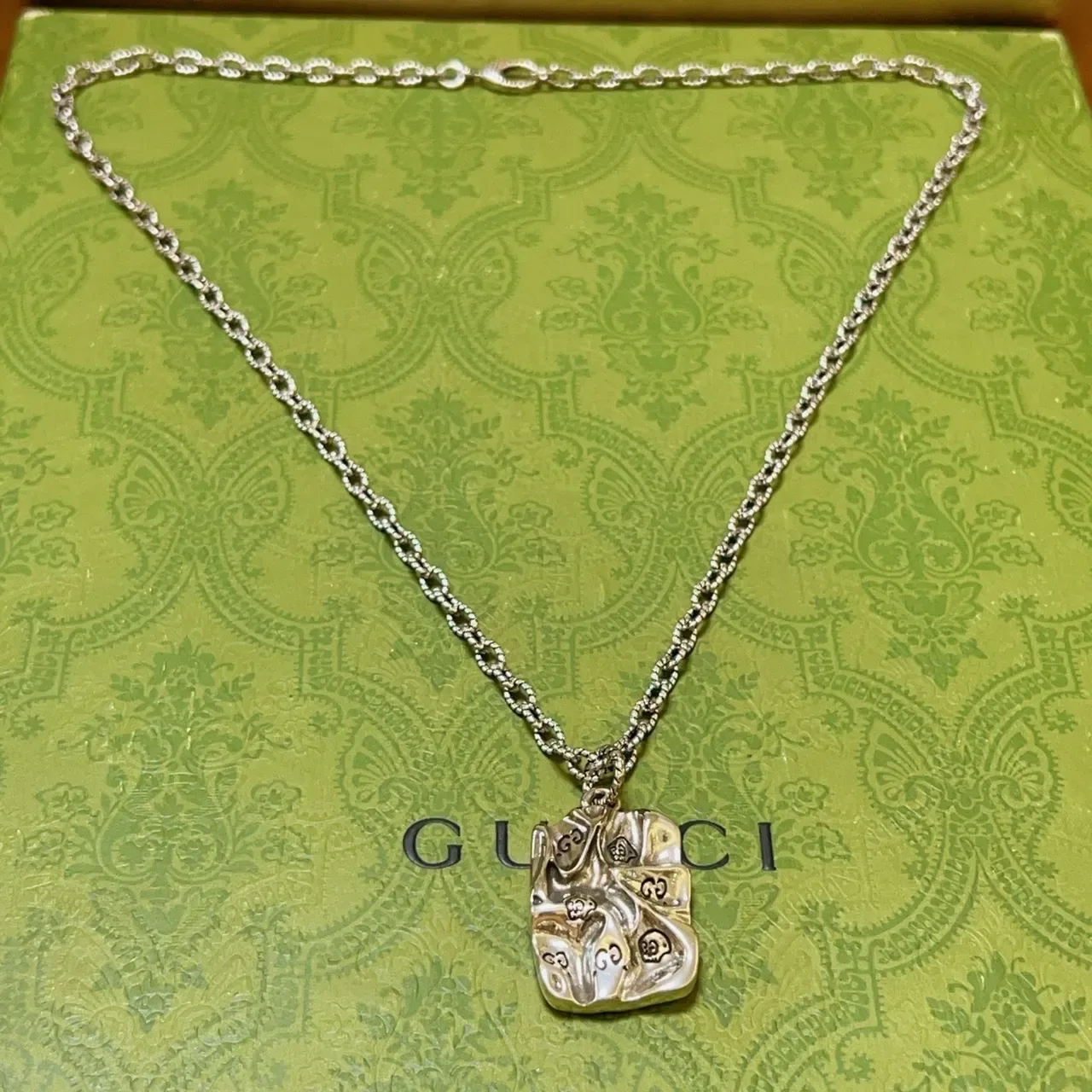 Gucci Silver Green Sculpted Pendant Textured Oval-Link Chain Necklace 7