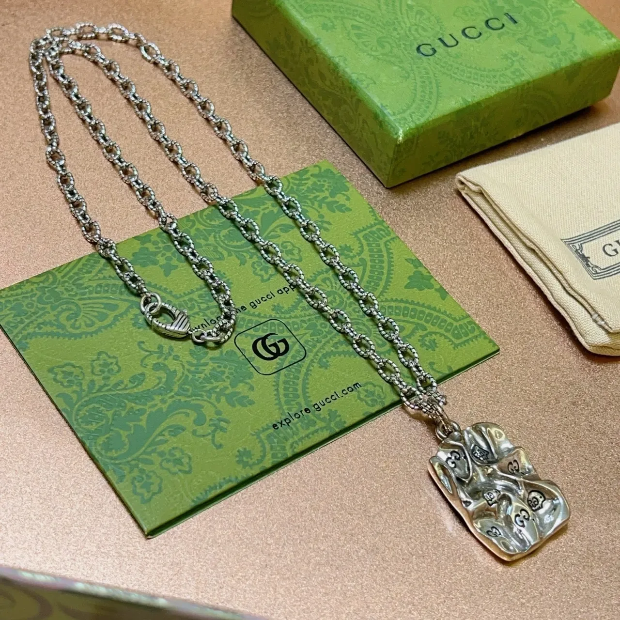 Gucci Silver Green Sculpted Pendant Textured Oval-Link Chain Necklace 9