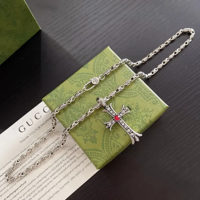 Colar Gucci prata vermelho pingente cruz ornamentada Pavé cristal embellishment 2