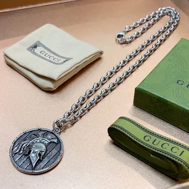 Gucci Collier Médaillon Casque Spartiate Argent 9