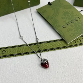 Gucci स्ट्रॉबेरी एनामेल पेंडेंट नेकलेस