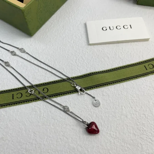 Gucci قلادة إنمل فراولة 9