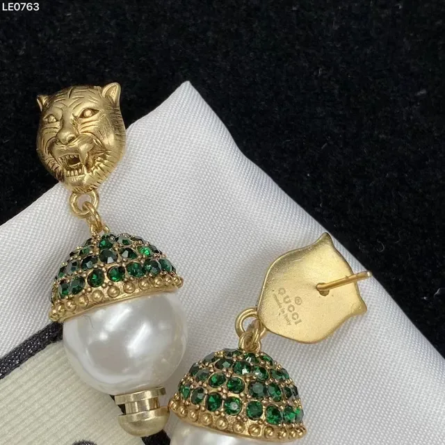 Gucci Boucles d'Oreilles Pendantes Tête de Tigre Perles et Gemmes 2