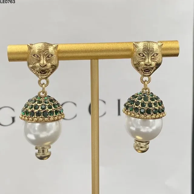 Gucci Boucles d'Oreilles Pendantes Tête de Tigre Perles et Gemmes 3