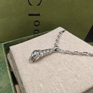 Gucci Tiger 银米色头吊坠条纹身体细节项链
