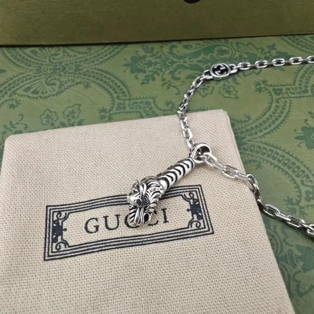 Gucci Tiger 银米色头吊坠条纹身体细节项链 2