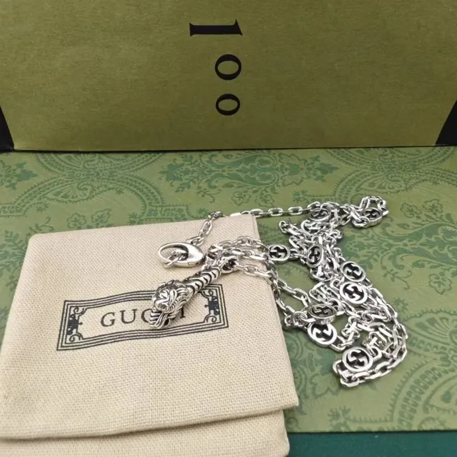 Gucci Tiger 银米色头吊坠条纹身体细节项链 5