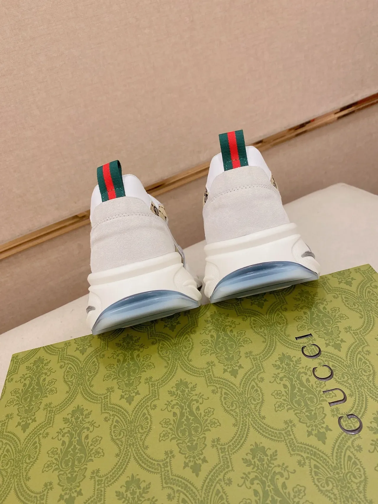 Gucci Blanc Beige GG Monogram Canvas Bords Scalloped Dentelle Sneakers Lifestyle 3