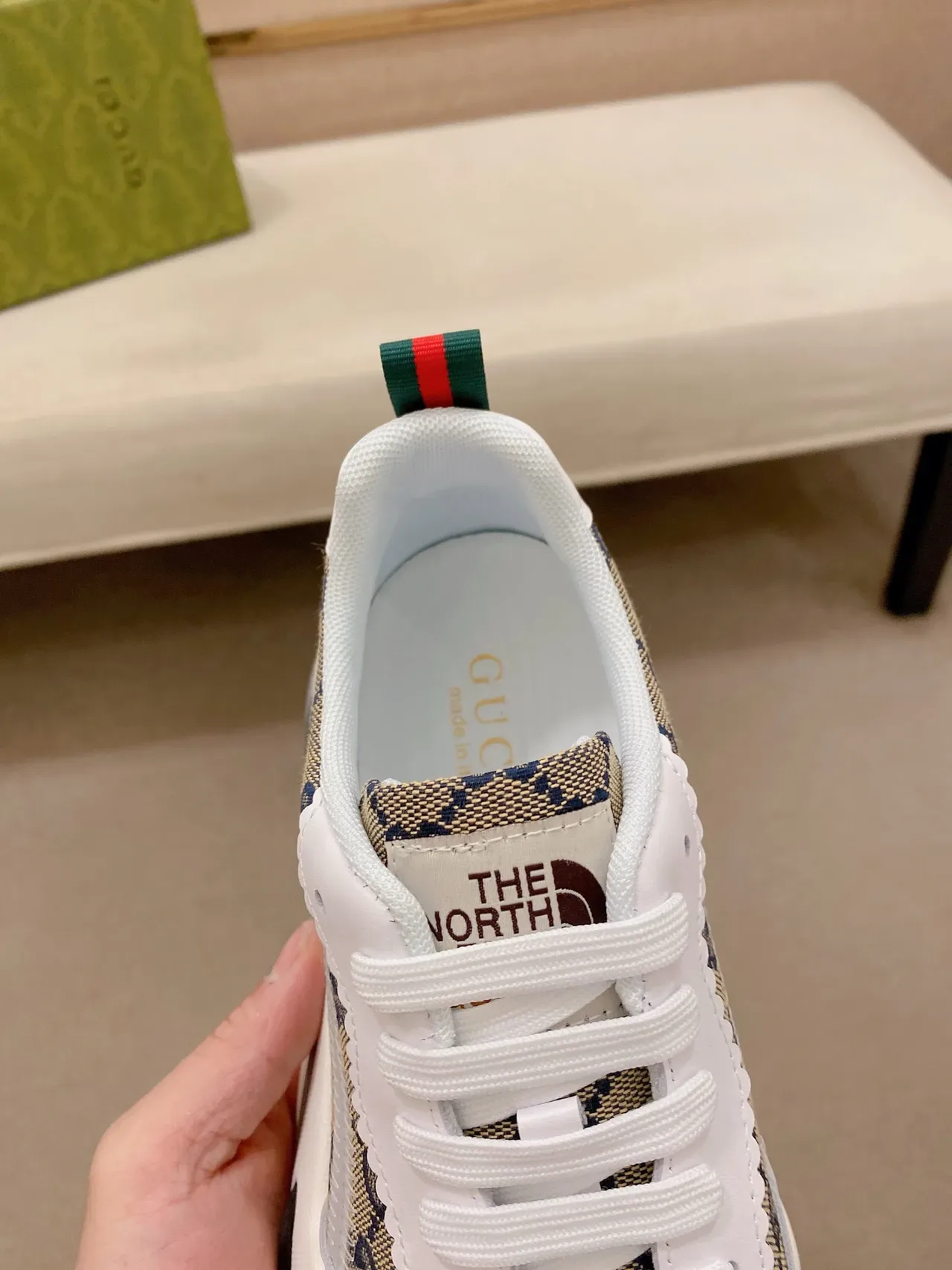 Gucci Blanc Beige GG Monogram Canvas Bords Scalloped Dentelle Sneakers Lifestyle 4
