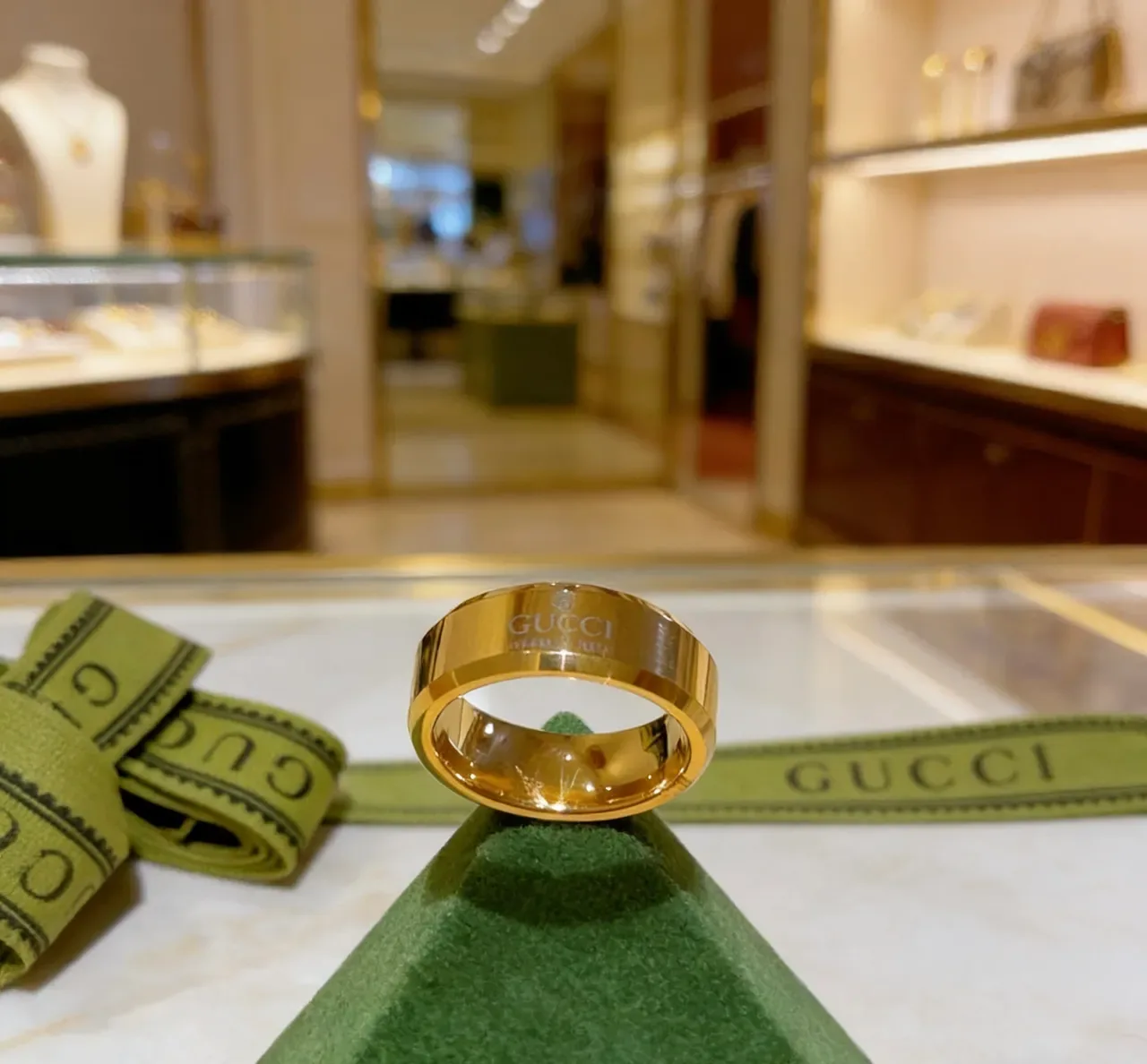 Gucci Anel Banda Larga Ouro Polido 6