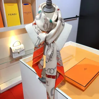 Hermès बेज नारंगी घुड़सवार मोटिफ प्रिंट डबल-फेस्ड सिल्क स्कार्फ