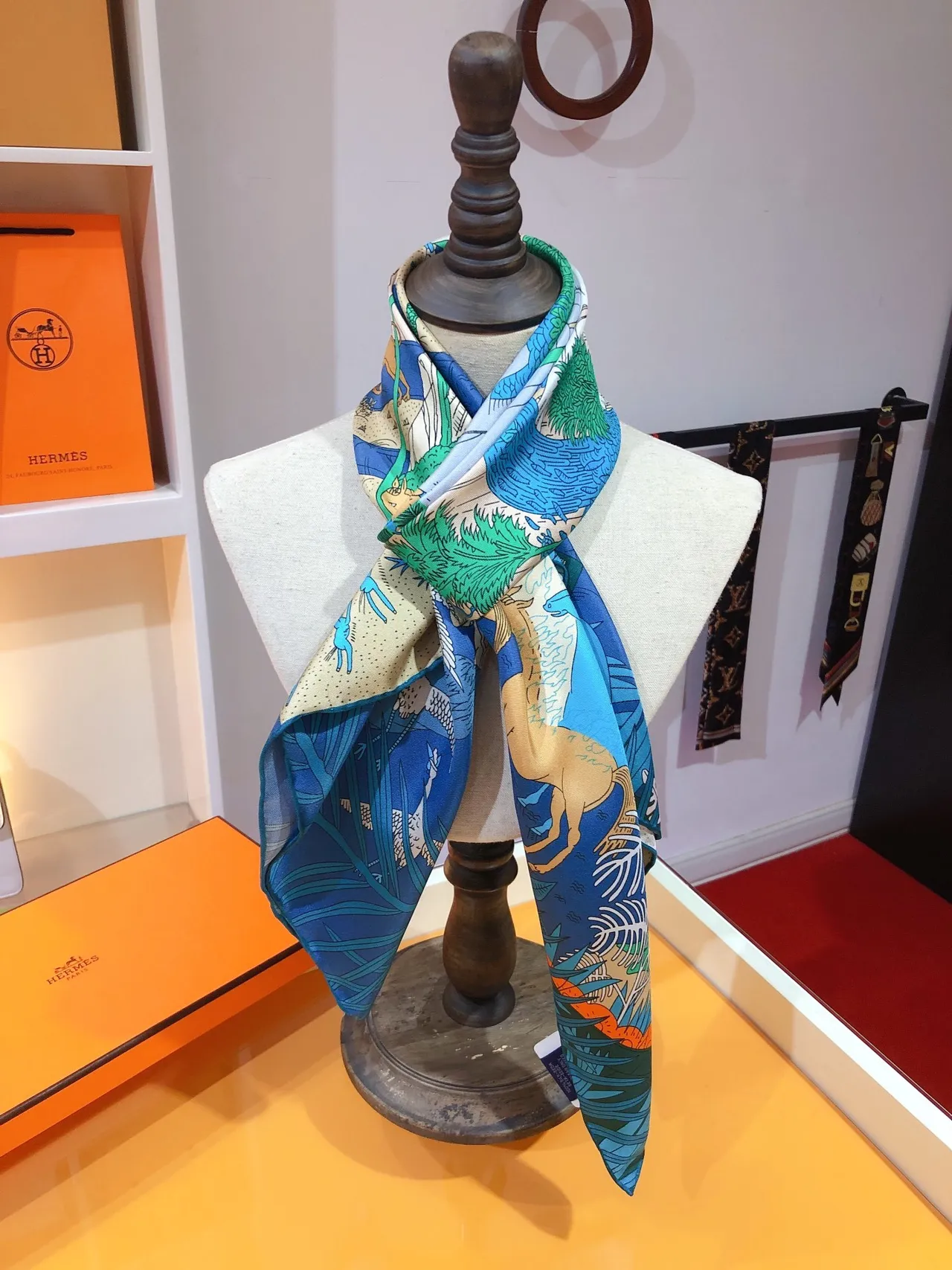 Hermès Bleu Multicolore Carré Illustratif Faune Et Botanique Impression Écharpe En Soie 1