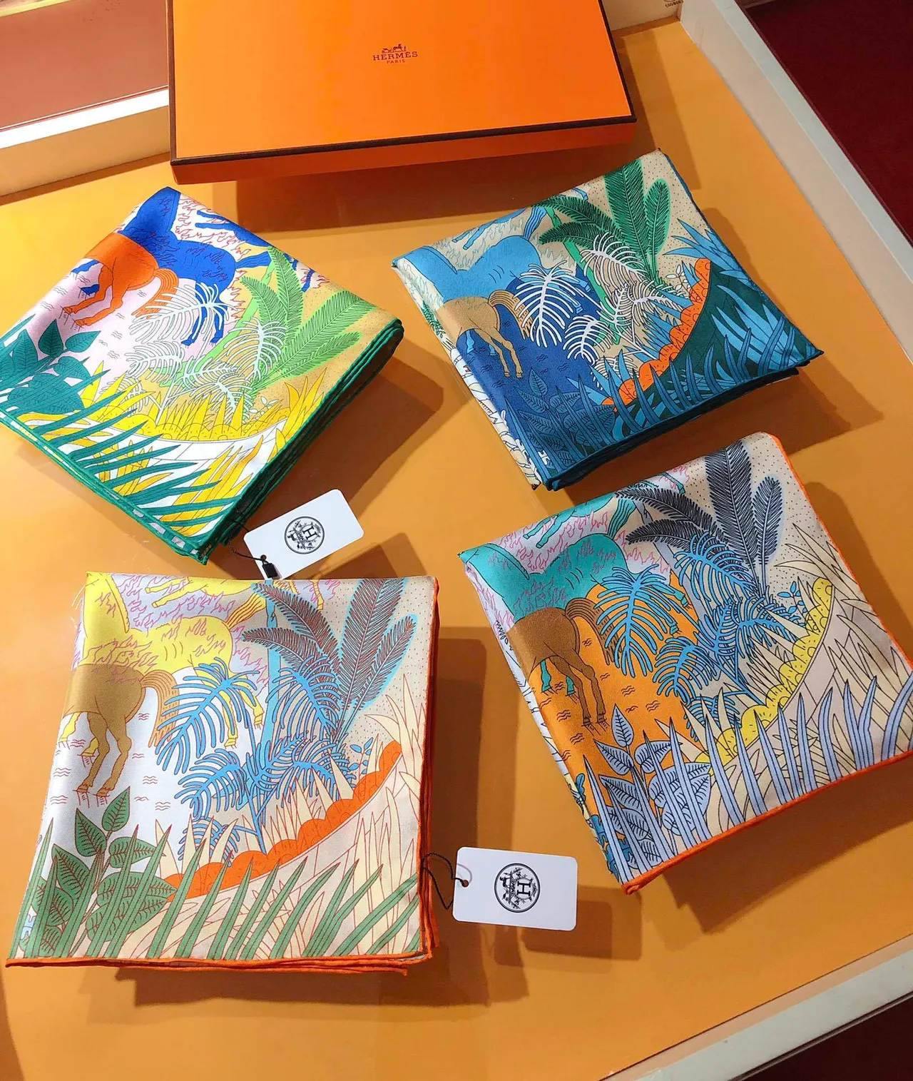 Hermès Bleu Multicolore Carré Illustratif Faune Et Botanique Impression Écharpe En Soie 4