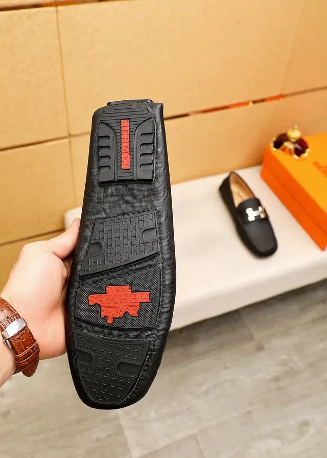 Mocassin Hermès Constance Noir et Rouge Cuir Texturé Médaille H-Logo 2