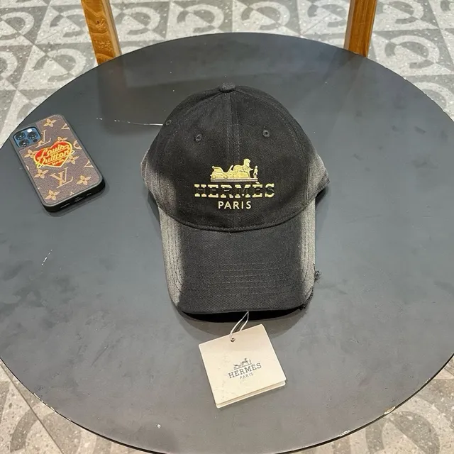 Hermès Embroidered Logo Gradient Black Baseball Cap 2