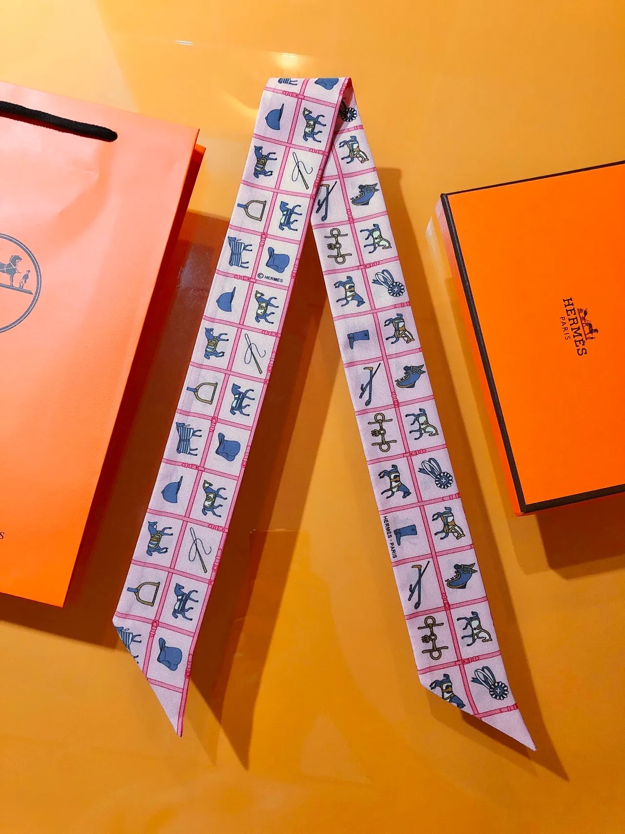 Hermès Motif Équestre Rose et Bleu Écharpe de Soie 6