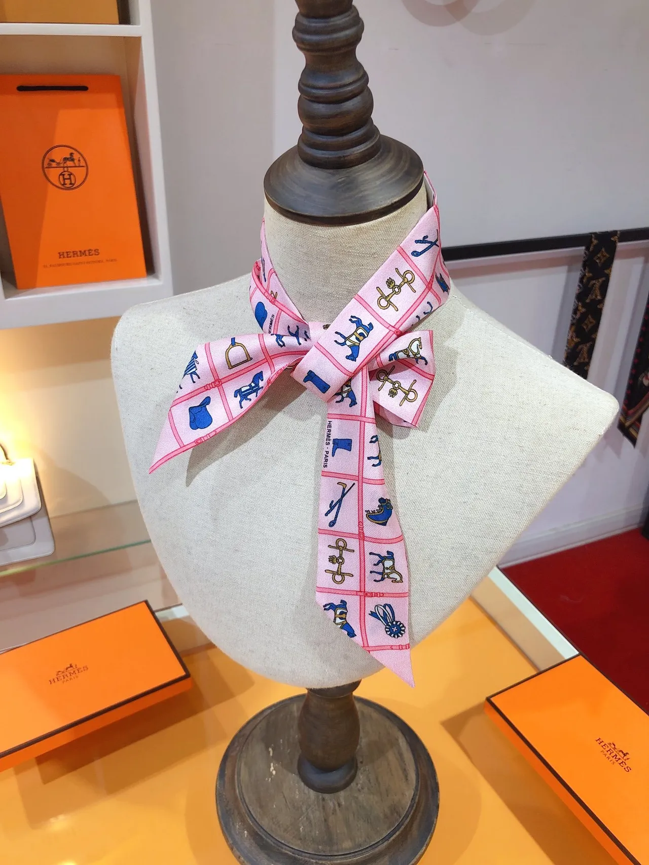 Hermès Motif Équestre Rose et Bleu Écharpe de Soie 7