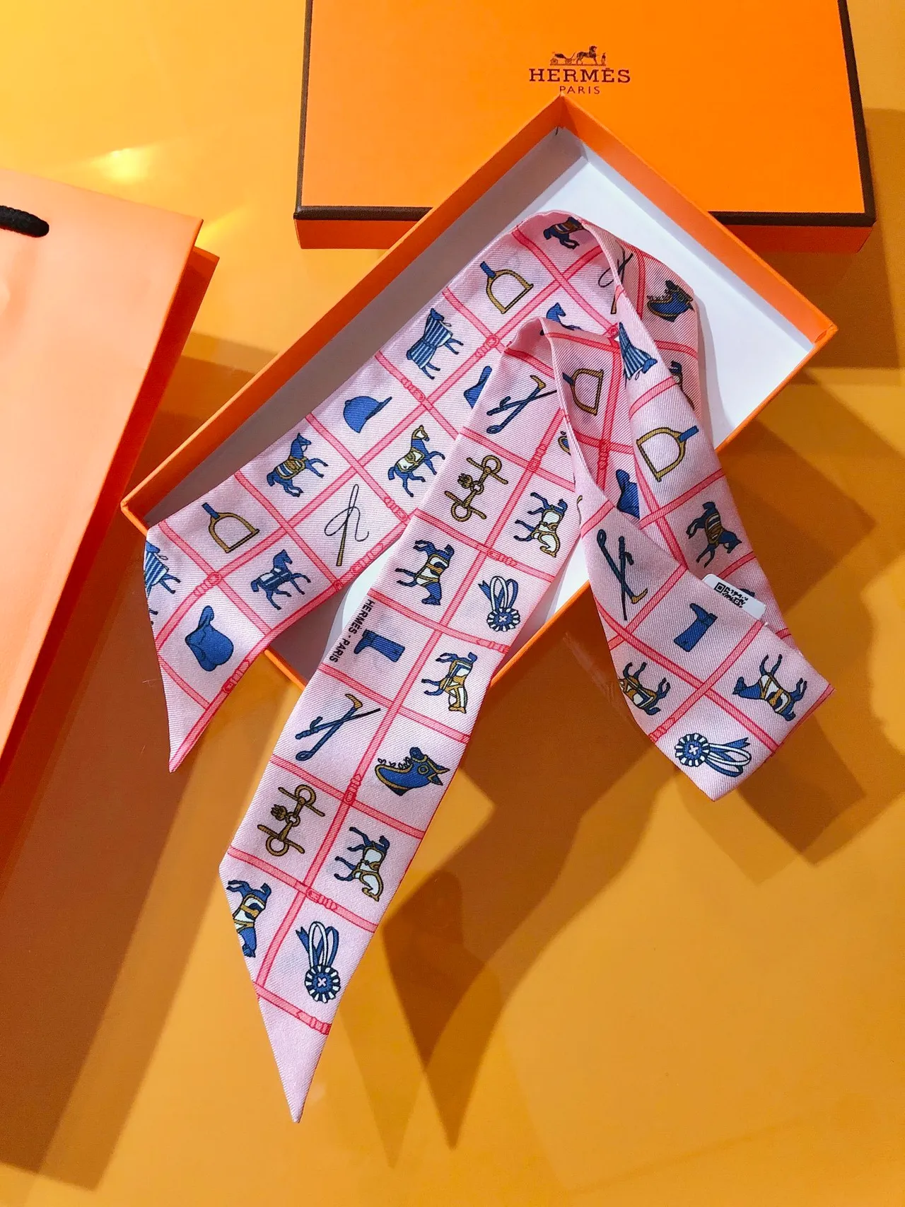 Hermès Motif Équestre Rose et Bleu Écharpe de Soie 8