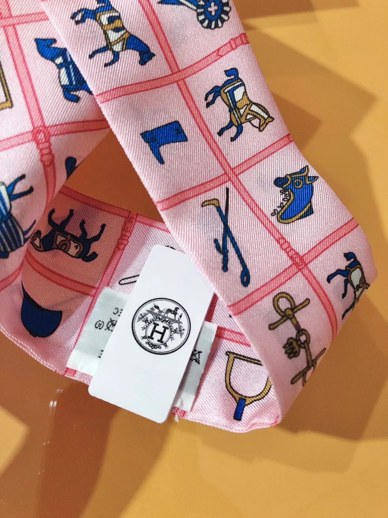 Hermès Motif Équestre Rose et Bleu Écharpe de Soie 9