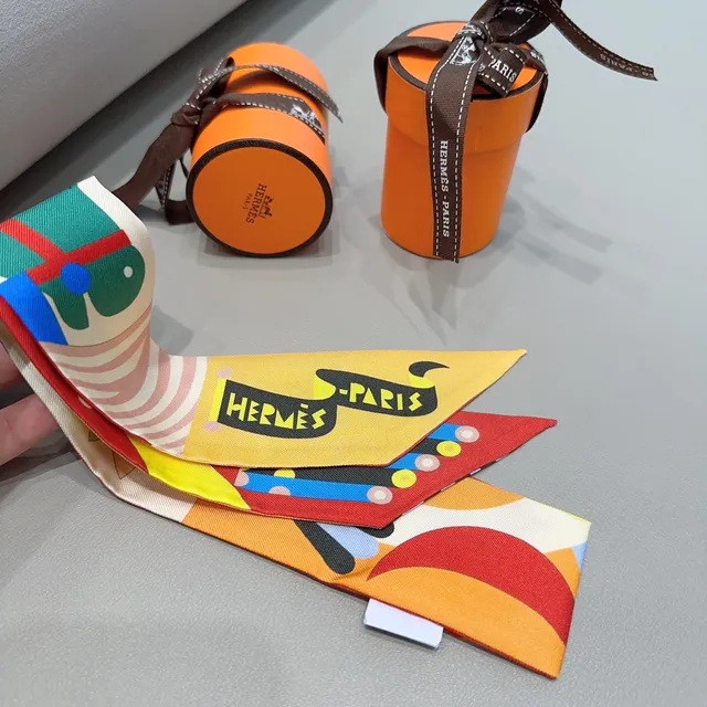 Hermès Graphic-Print Écharpe de soie jaune et rouge 4