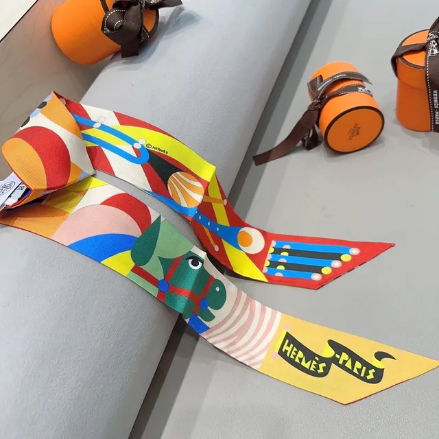 Hermès Graphic-Print Écharpe de soie jaune et rouge 5