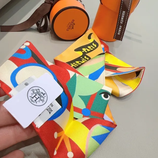 Hermès Graphic-Print Écharpe de soie jaune et rouge 6