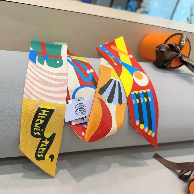 Hermès Graphic-Print Écharpe de soie jaune et rouge 7