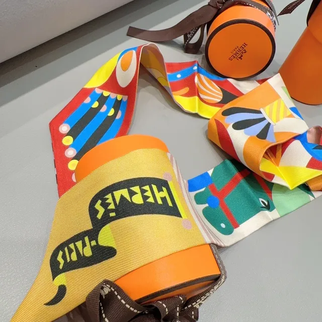 Hermès Graphic-Print Écharpe de soie jaune et rouge 8