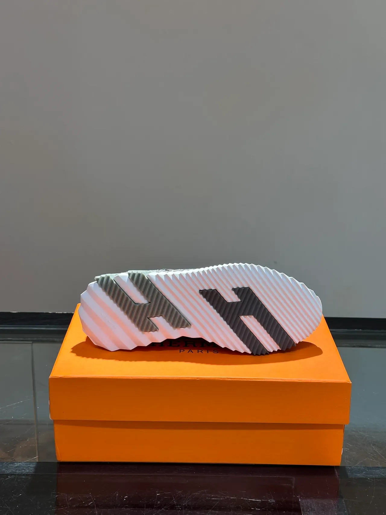 Hermès Gris Blanc Contrepoids en Forme de H Semelle Intermédiaire à Nervures Chaussures Lifestyle 2