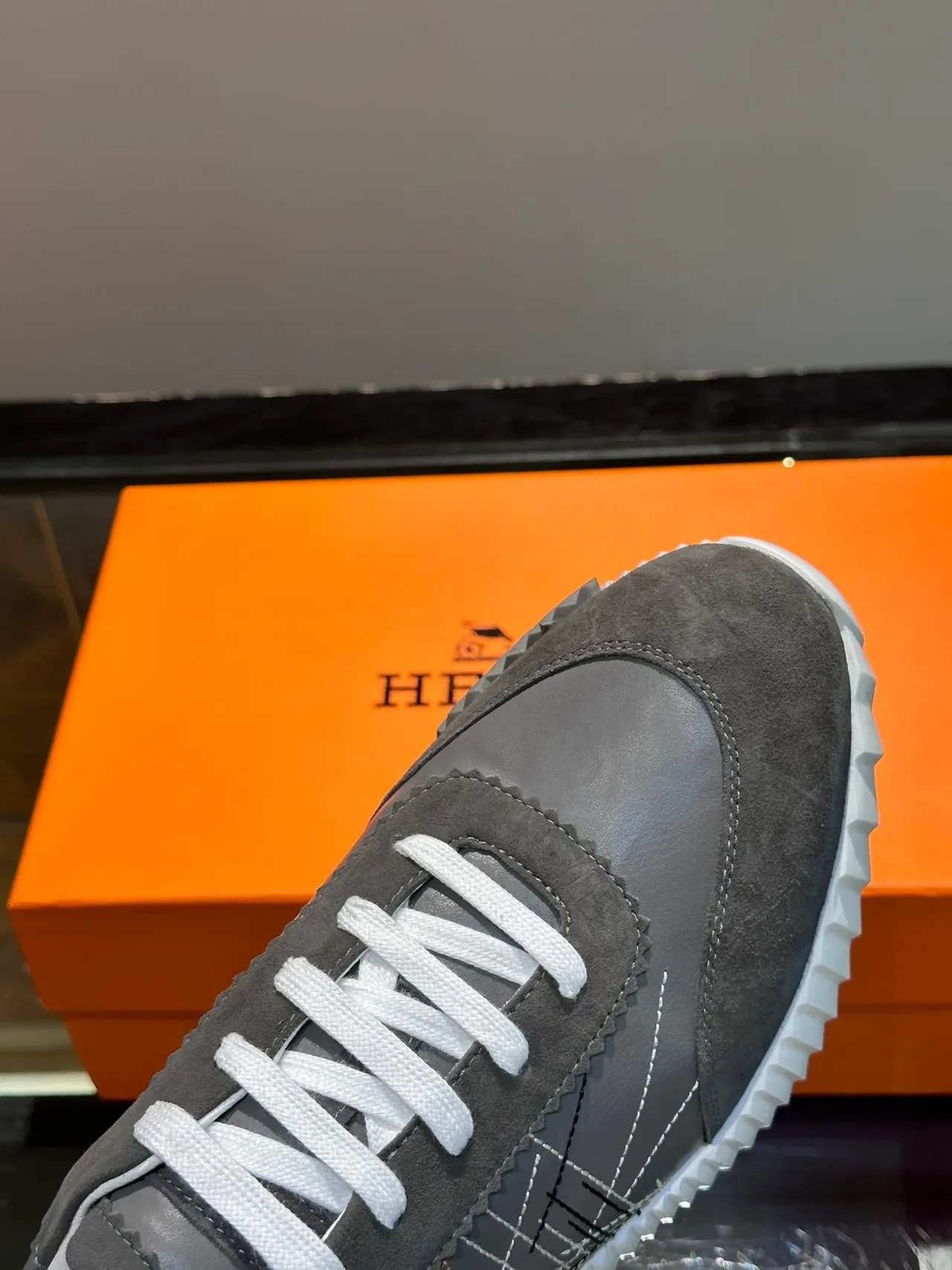 Hermès Gris Blanc Contrepoids en Forme de H Semelle Intermédiaire à Nervures Chaussures Lifestyle 3