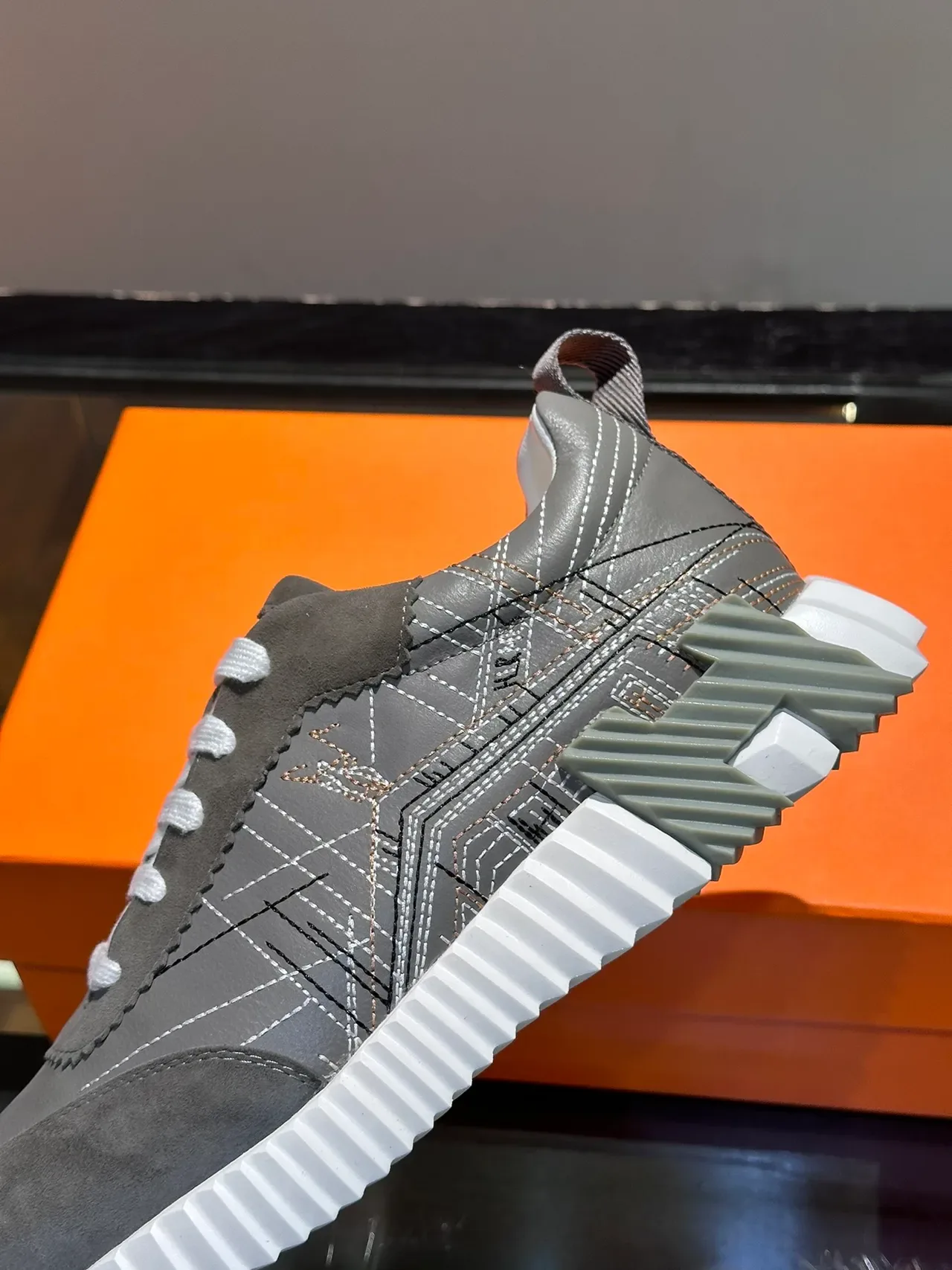 Hermès Gris Blanc Contrepoids en Forme de H Semelle Intermédiaire à Nervures Chaussures Lifestyle 4