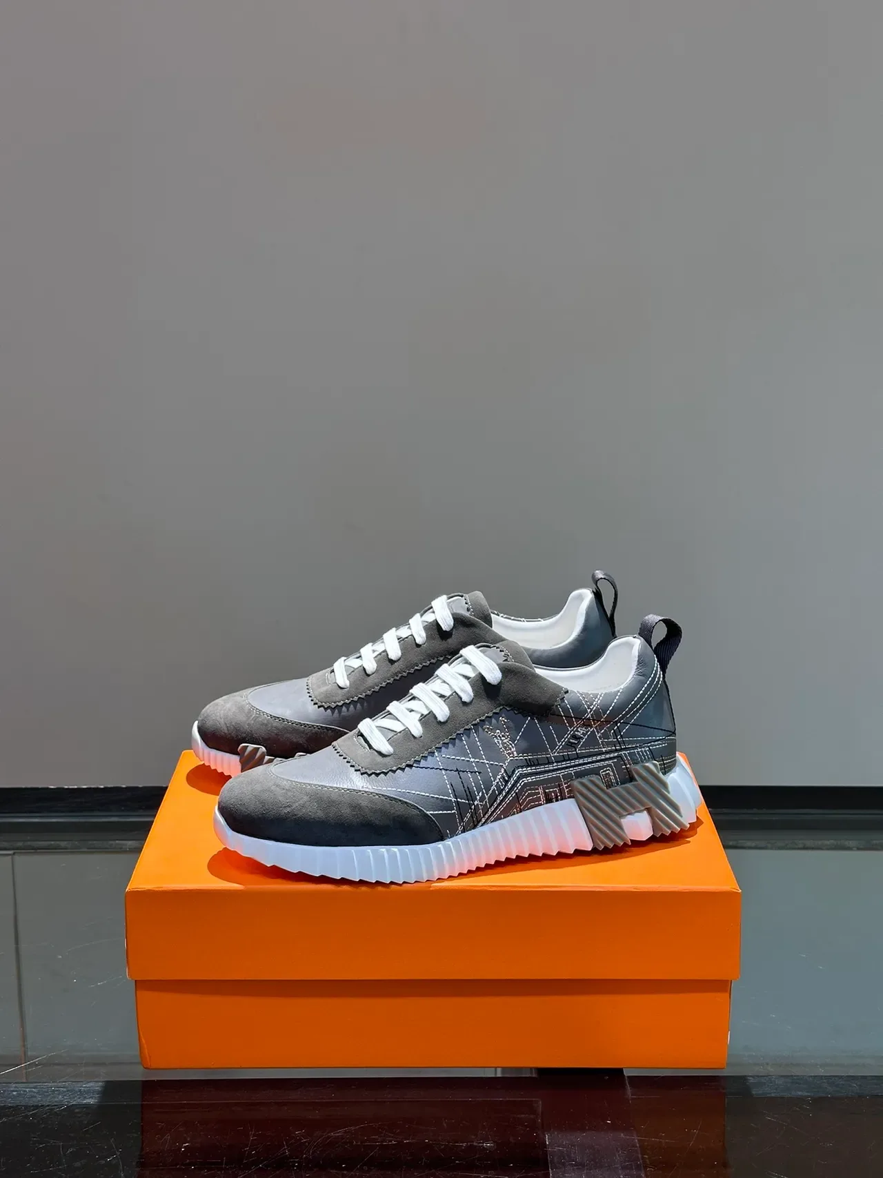 Hermès Gris Blanc Contrepoids en Forme de H Semelle Intermédiaire à Nervures Chaussures Lifestyle 5