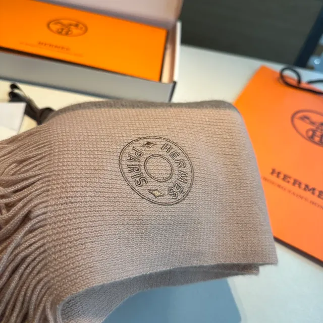 Hermès Cachecol Tricotado com Franjas de Duas Cores Bege Cinza de Cashmere 5