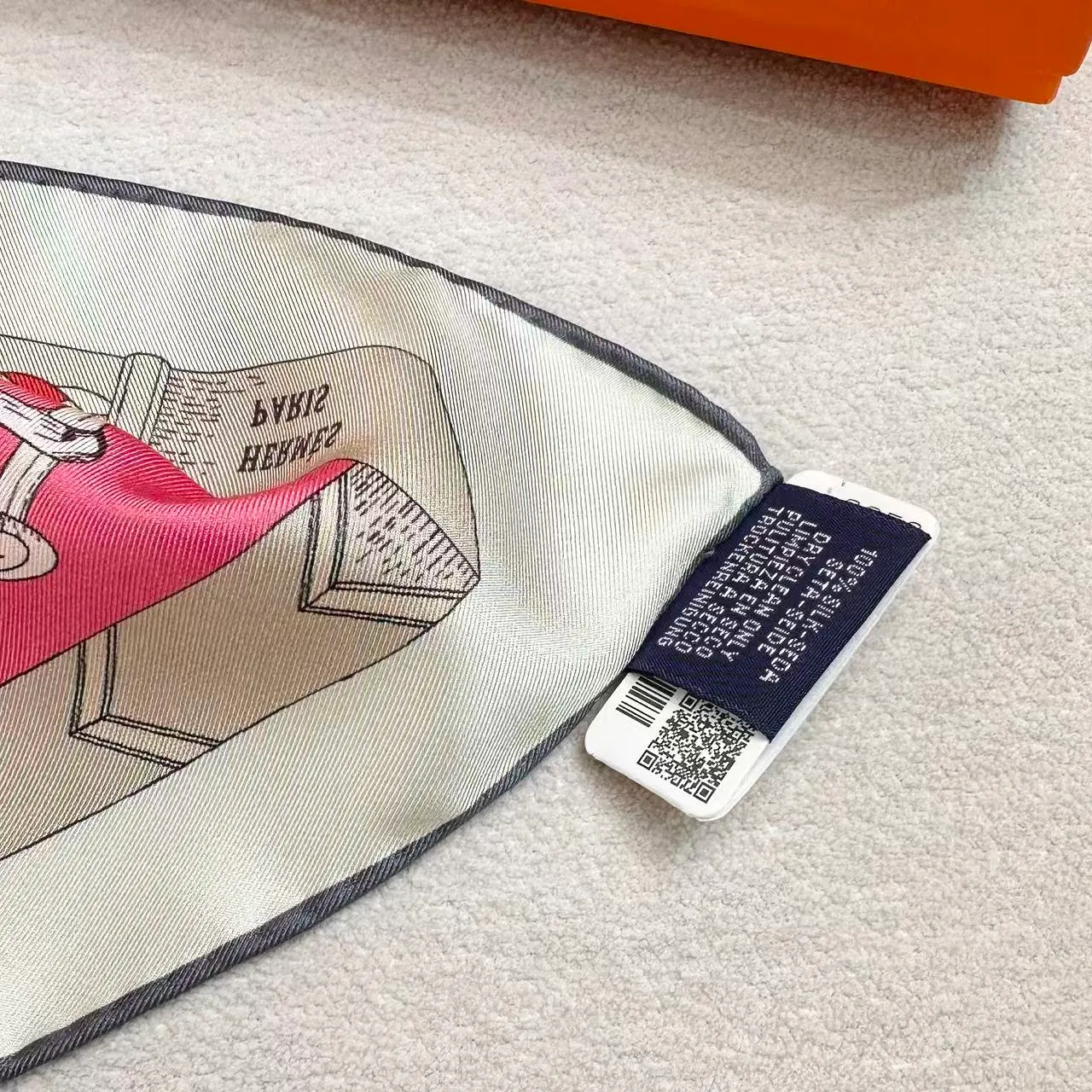 Hermès Les Crevages de Chamane Cachecol de seda rosa 2