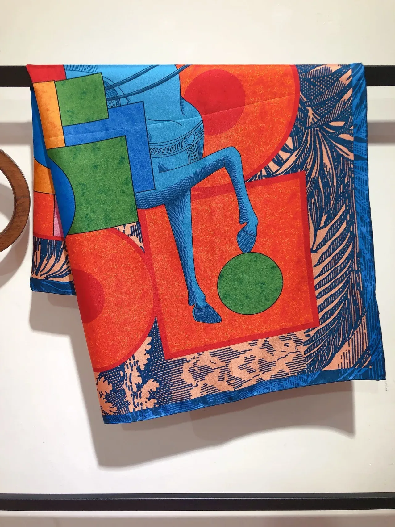 Hermès écharpe de soie carrée multicolore avec impression graphique bold 6