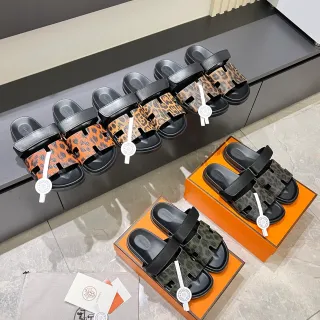 Sandálias Hermès Oran com estampado de leopardo e python, tiras H