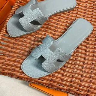 Hermès Oran Light Gray Pebbled Leather Slippers