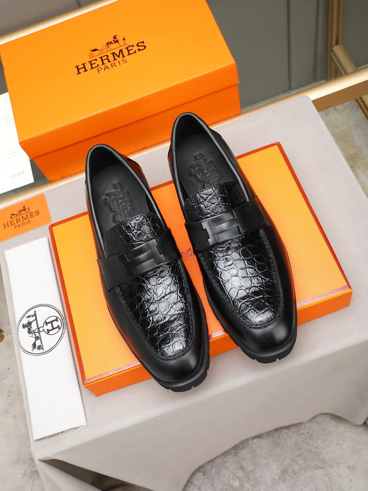 Hermès Oran Loafer Chaussure Noire en Cuir Sangle Crocodile Semelle Épaisse à Crampons 2