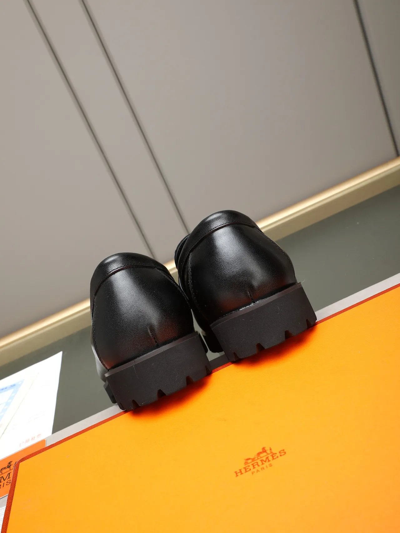 Hermès Oran Loafer Chaussure Noire en Cuir Sangle Crocodile Semelle Épaisse à Crampons 3