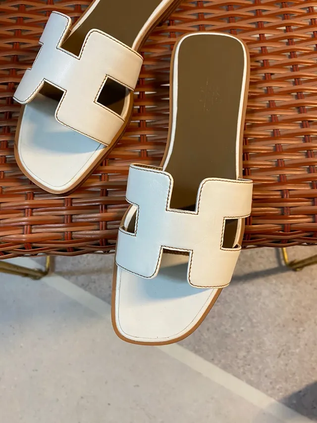 Hermès Oran Slide Sandales de cuir deux tons bleu clair et crème 2