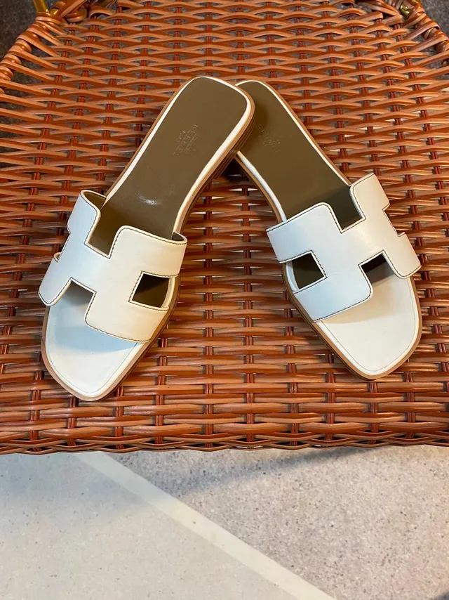 Hermès Oran Slide Sandales de cuir deux tons bleu clair et crème 4