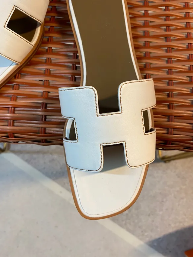 Hermès Oran Slide Sandales de cuir deux tons bleu clair et crème 5