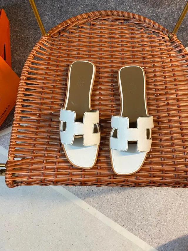 Hermès Oran Slide Sandales de cuir deux tons bleu clair et crème 6