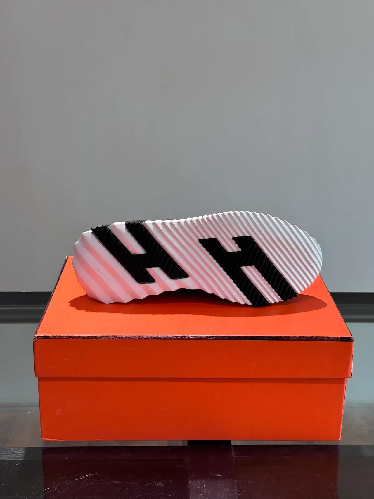 Hermès Oran স্নিকার কালো এবং সাদা লাইফস্টাইল স্নিকার 2