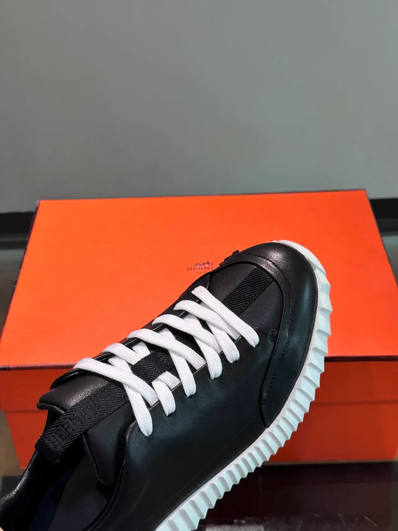 Hermès Oran স্নিকার কালো এবং সাদা লাইফস্টাইল স্নিকার 3